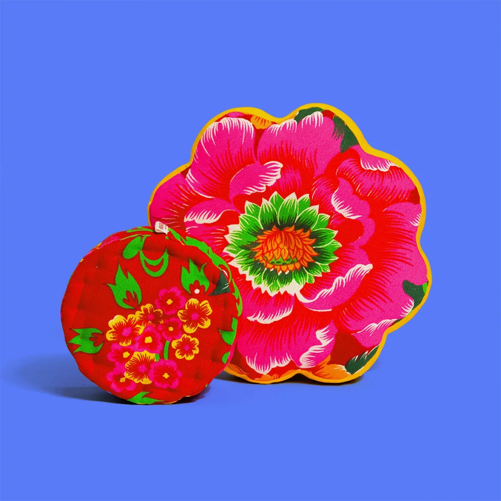 หมอนจากร้านเฮงเสง จากประสบการณ์ที่คนสามรุ่นสืบทอดต่อกันมา ลายดอกโบตั๋น ดอกไม้มงคลที่สื่อถึงความร่ำรวยและความรัก ของขวัญขวัญวันตรุษจีน วันขึ้นปีใหม่ และวันแต่งงาน