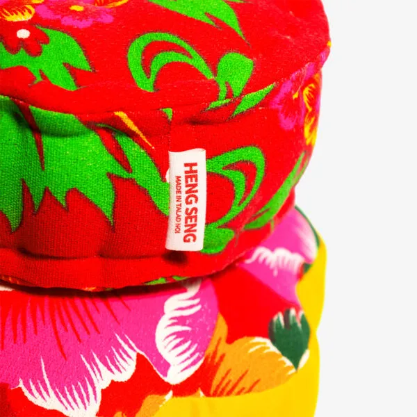 หมอนจากร้านเฮงเสงลายดอกโบตั๋นจากย่านตลาดน้อย