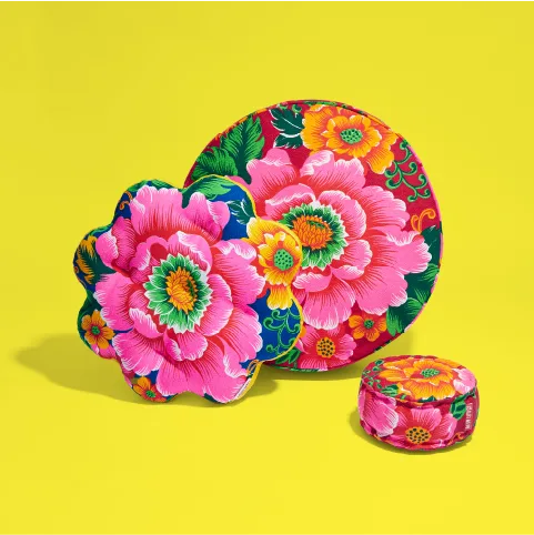 หมอนจากร้านเฮงเสงลายดอกโบตั๋นจากย่านตลาดน้อย